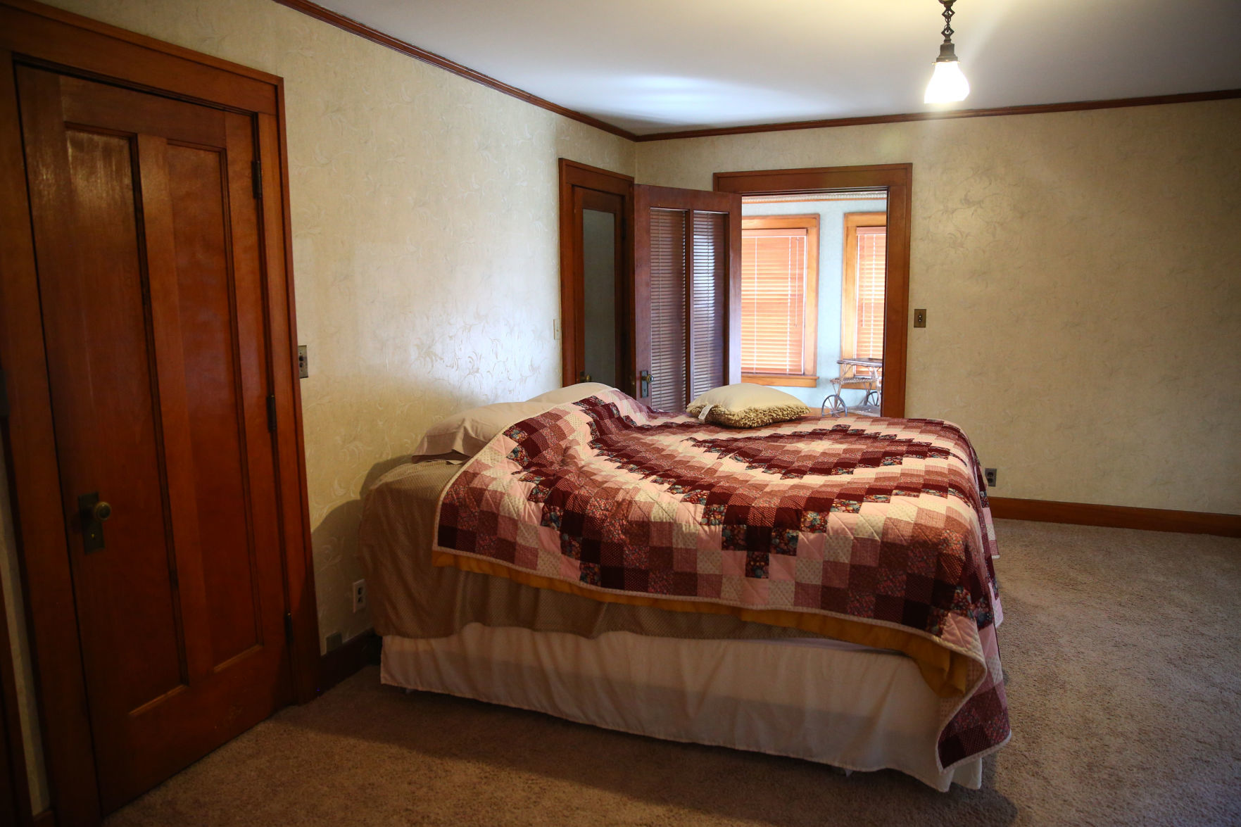 204 Seventh St. NW - Mason City (13).jpg